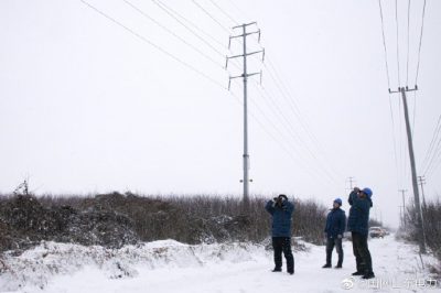 國網(wǎng)昌邑市供電公司輸電運檢班工作人員迎戰(zhàn)風雪