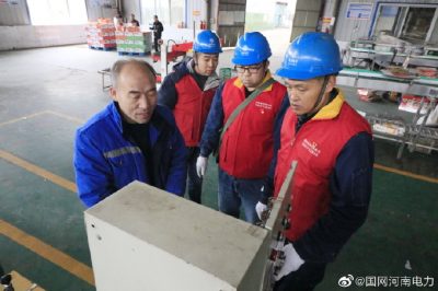 對(duì)轄區(qū)鴻瑞飲品的用電設(shè)施進(jìn)行“問(wèn)診”