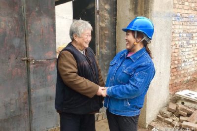 一邊幫助檢查室內(nèi)用電線路，消除用電隱患