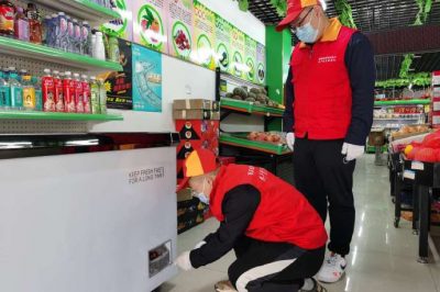 在轄區(qū)超市、門店進(jìn)行安全用電檢查