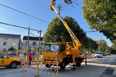 到海虞鎮(zhèn)周行10千伏戴壩線75號桿進行帶電作業(yè)