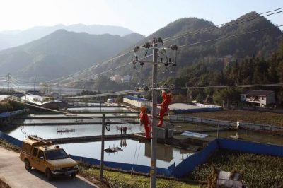 上門為魚庫(kù)檢查用電安全、供電線路、自備發(fā)電機(jī)等設(shè)備