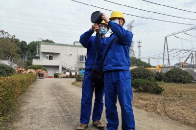 手持工業(yè)波成像儀對變電站內(nèi)各類帶電設(shè)備進(jìn)行超聲波檢測