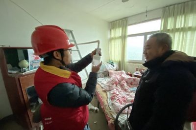 為山區(qū)孤寡老人、低保戶(hù)檢查家中用電線(xiàn)路，并現(xiàn)場(chǎng)講解安全用電知識(shí)