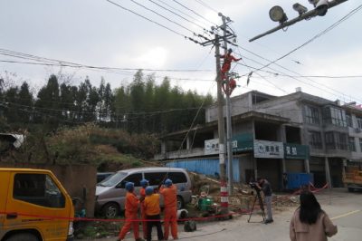 開展10千伏墩頭線電力聯(lián)絡線的立桿、放線和智能開關(guān)搭接施工