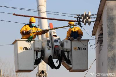 帶電斷接十二廟臺區(qū)的引流線，更換老化的跌落開關(guān)