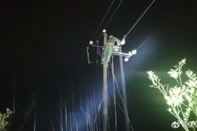 深夜貨車失控撞斷線路  供電員工冒雨搶修